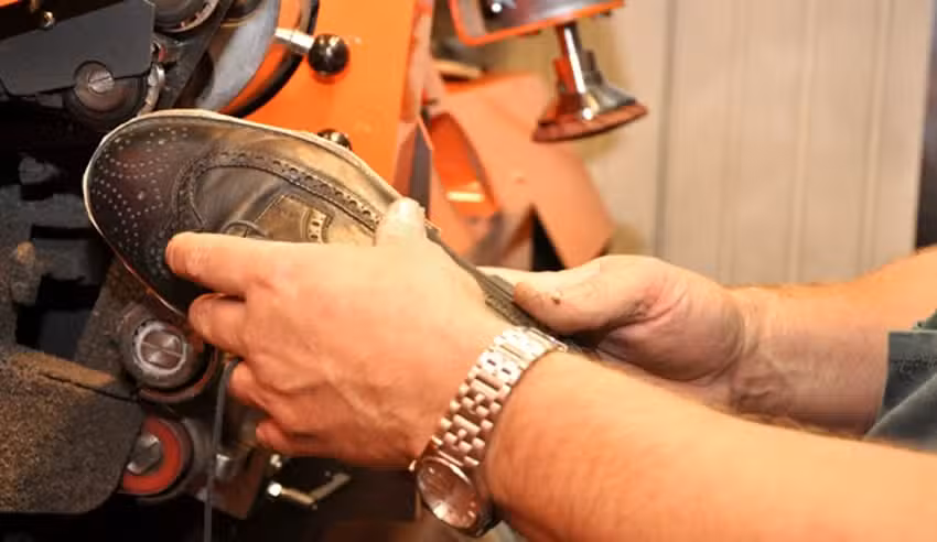 Reparation af sko Papa Carlo’s Workshop